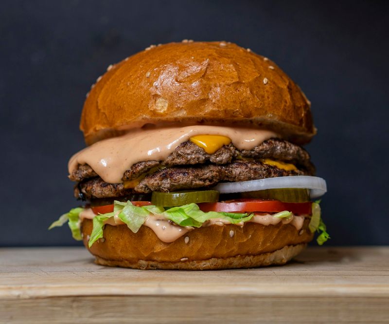 Cheddar peynirli burger