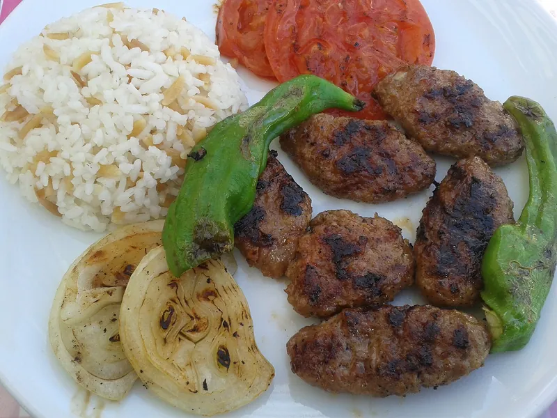 Izgara köfte, pilav ve közlenmiş soğan