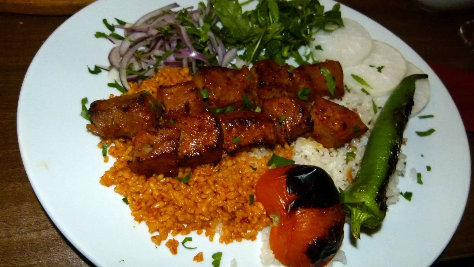 Kuzu şiş, bulgur pilavı ve közlenmiş domates